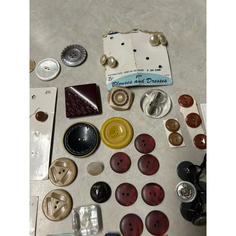 Assorted vintage buttons